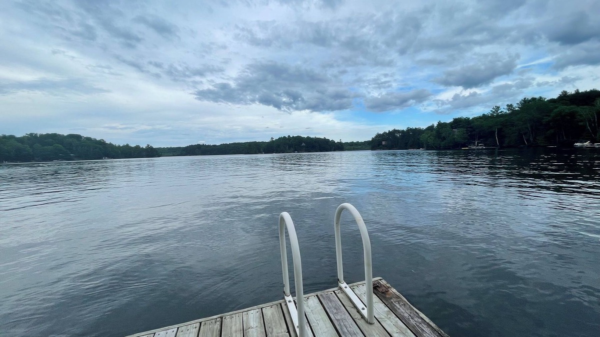 North Kawartha Cottage | Rustic cottage minutes from Apsley on a bay off Chandos Lake.