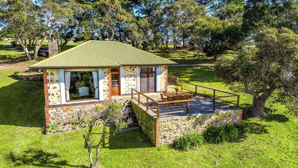 Encounter Bay House | Rustic Cottage with amazing views !, Rustic cottage with amazing views over the bay