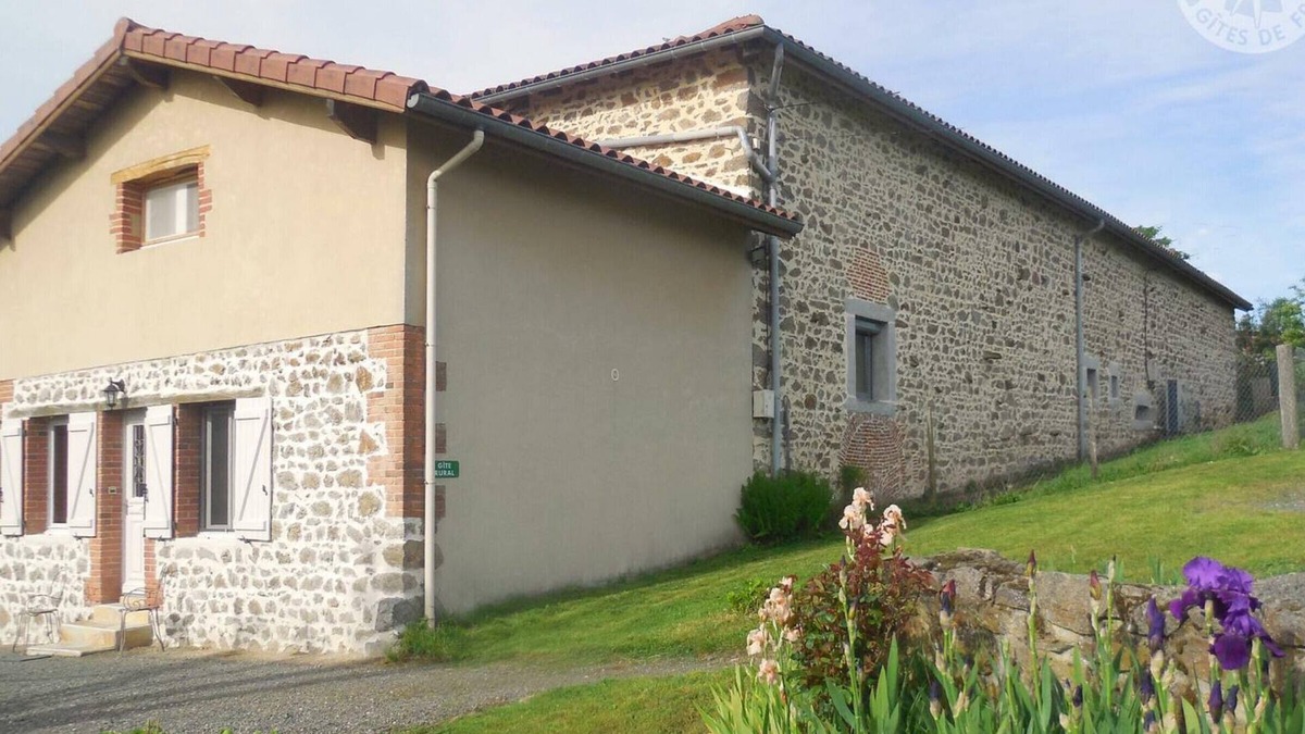 Chamboeuf Cottage | Rustic cottage with fireplace, garden and wifi