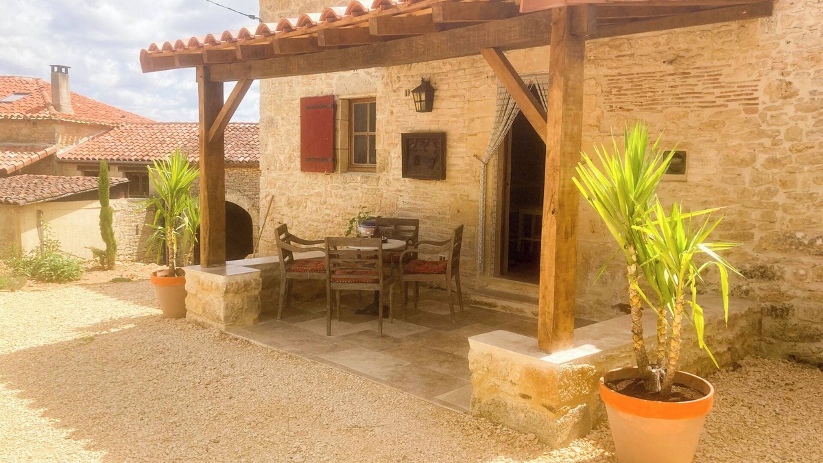 Montcabrier House | Rustic country house with courtyard and spa bath