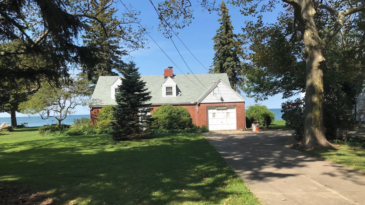 Madison-on-the-Lake Cottage | Rustic, Cozy 3-bedroom Cottage Directly on Lake Erie with WiFi,