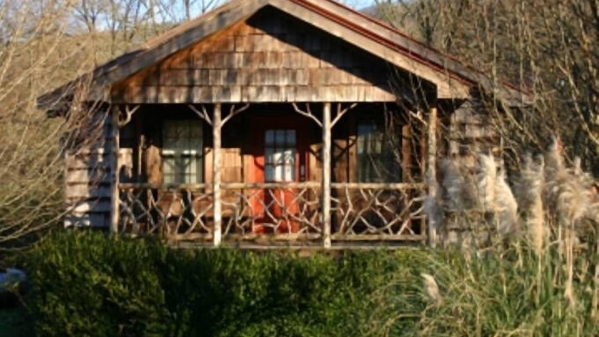 Wildwood Cabin | Rustic Cozy Cabin with Hot Tub!