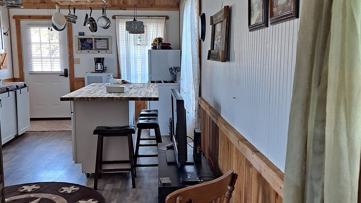 Gainesville Cottage | Rustic cozy cottage. Country living at irs best. Travel down tree lined roads.