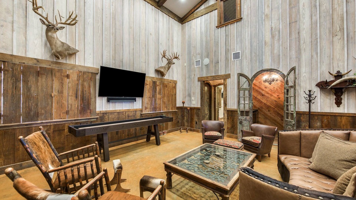 Doss Cabin | Rustic Elegance
