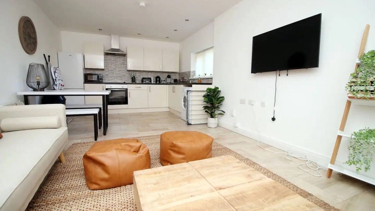 Pontcanna Apartment | Rustic Elegant Retreat Opposite Stadium