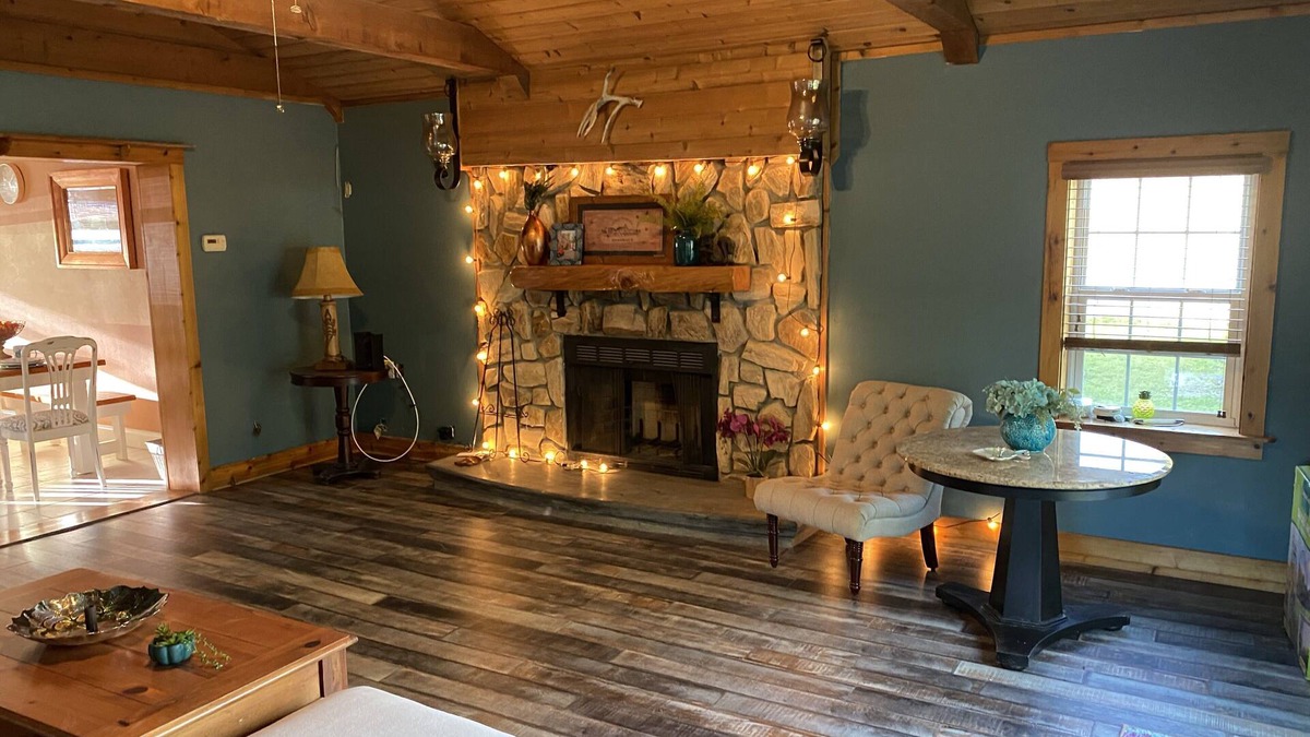 West Melbourne House | RUSTIC EXECUTIVE RENTAL. Clean, inviting atmosphere. Close to I-95 & Beach.