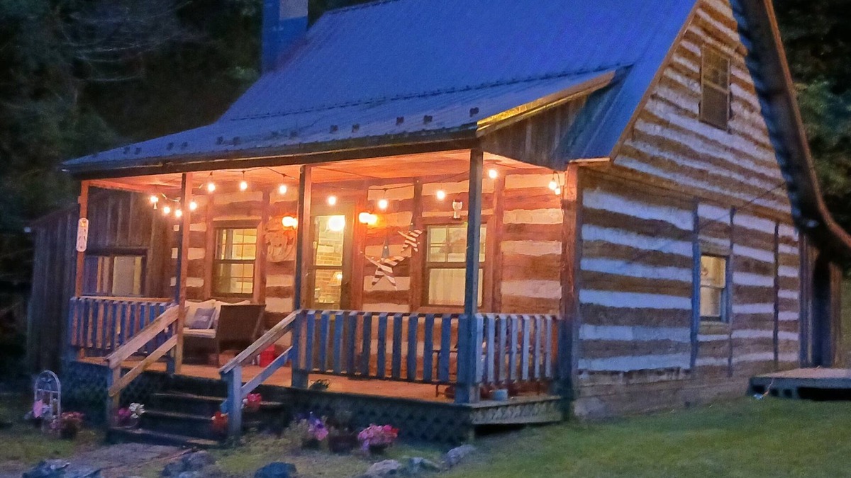 Blue Ridge Mountains Cabin | Rustic, Fall, fireplace @ 1800s Rustc Log Cabin WIFI TV, Sleeps 8