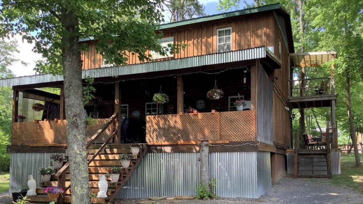 Pipestem Cabin | Rustic Family Cabin for nine right across the street from Pipestem State Park!