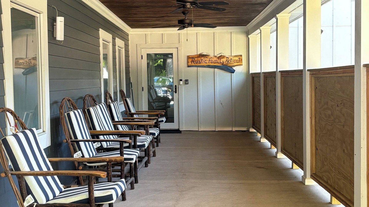 Ulster Park House | Rustic Family Retreat Getaway nPet friendly. n