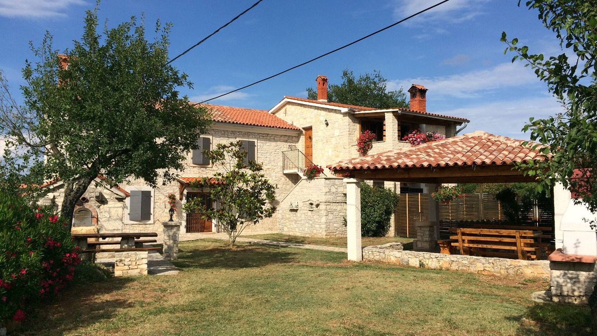 Jursici House | Rustic farmhouse surrounded by the greenery of the large and spacious garden . with swimming pool