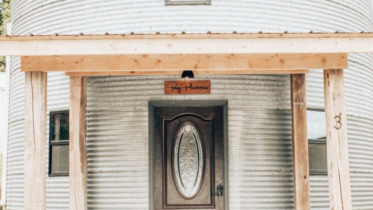 Tebbetts Cabin | Rustic Grain Bin Lodge with WiFi and AC in Loose Creek, MO