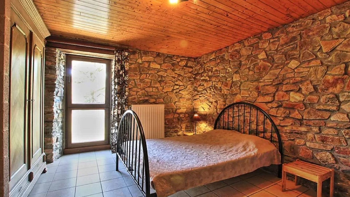 Sainte-Ode House | Rustic holiday home in Sainte-Ode with garden