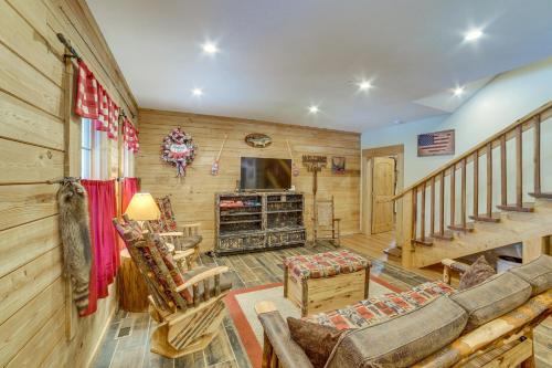 Hollister House | Rustic Hollister Cabin - 5 Mi to Downtown Branson