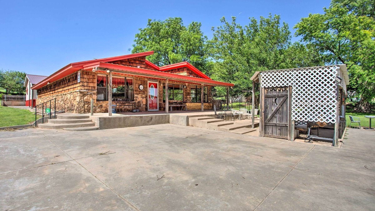 Custer County House | Rustic Home w/Patio, 1 Mi to Sunset Beach!