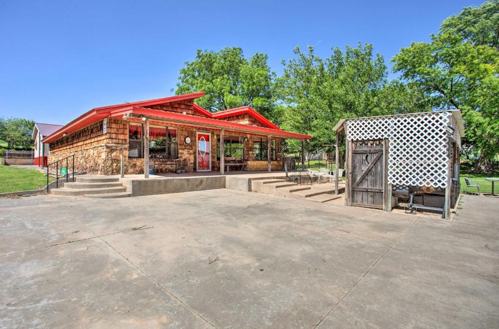 Custer County House | Rustic Home with Patio, 1 Mi to Sunset Beach!