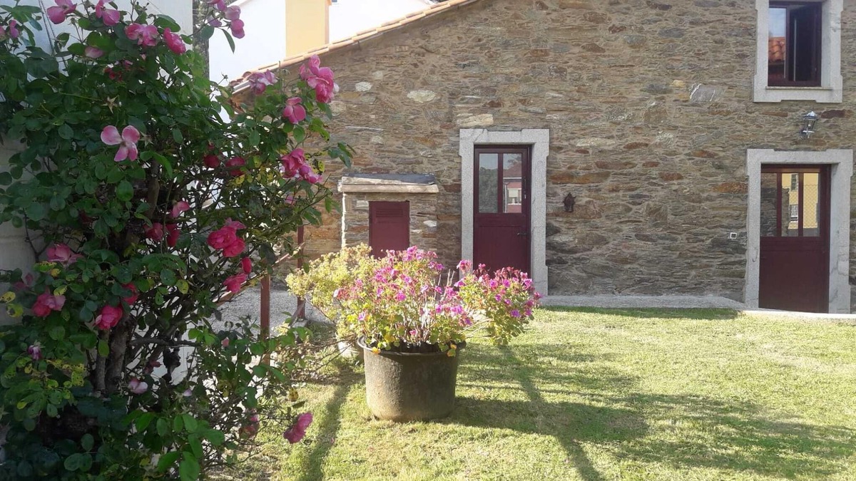 Cerdeira Cottage | Rustic house in a cozy rural setting