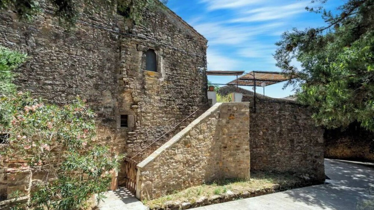 Pins House | Rustic house in a private estate in Vilopriu. Pool