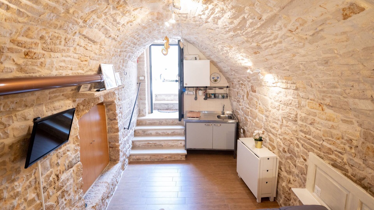 Giovinazzo Apartment | Rustic in White Stone