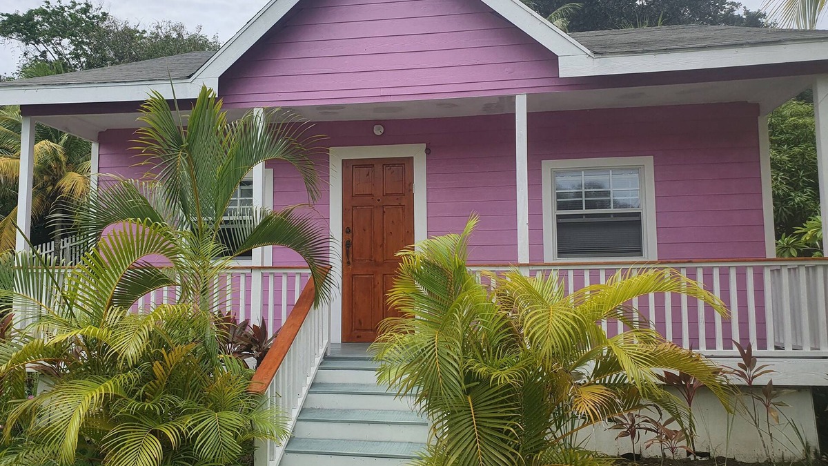 Calabash Bight House | Rustic Island charm on the East End of Roatan where history abounds