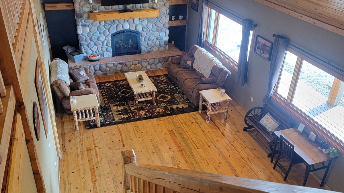 Riverton Cabin | Rustic Knotty Pine Lodge with views!