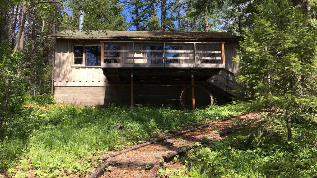 West Glacier Cabin | Rustic Lakeside Cabin- 3 miles from Glacier Park- get own beach & dock!