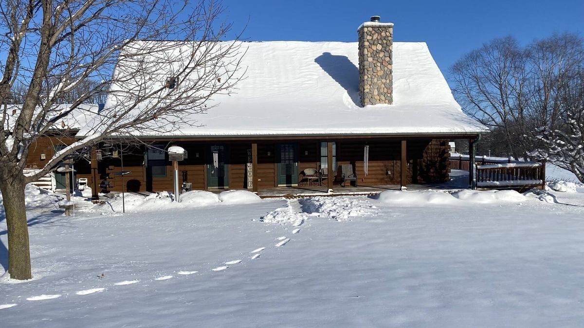 Johnson Creek House | Rustic large log home w/3 full baths in country; midway between Madison & Milw