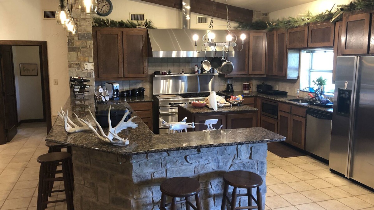 Calvert Cabin | Rustic Lodge on 100 acre ranch between College Station and Waco