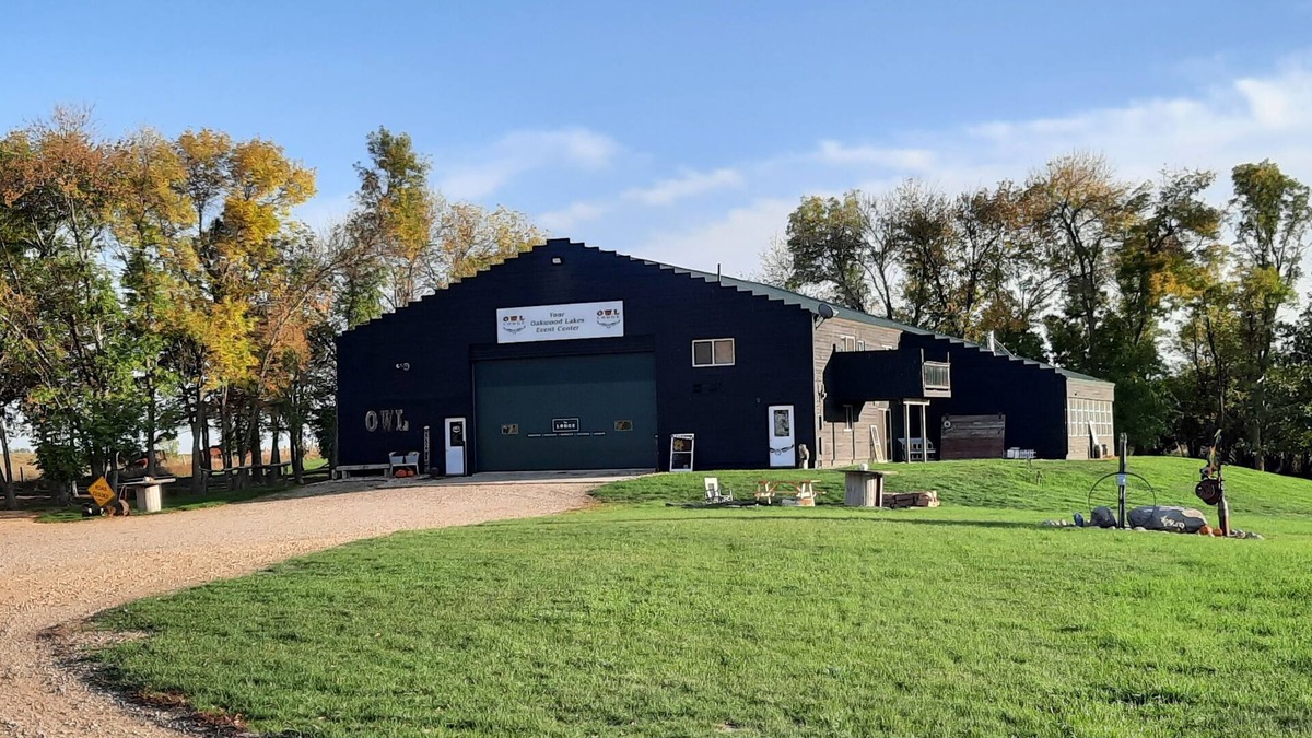 Brookings County House | Rustic Lodge Perfect For Family Reunions