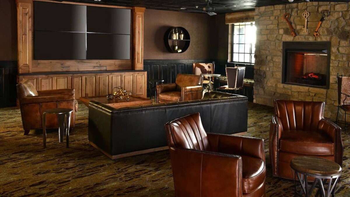 Broken Arrow Hotel | Rustic Lodge-style Stay w/Indoor/Outdoor Poo! Free Parking | 2 Units