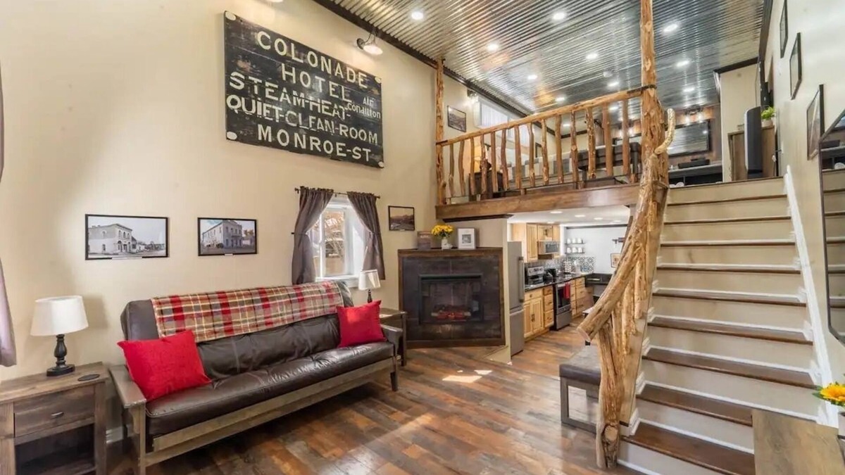 Eureka Apartment | Rustic Loft @ historic Colonnade Hotel