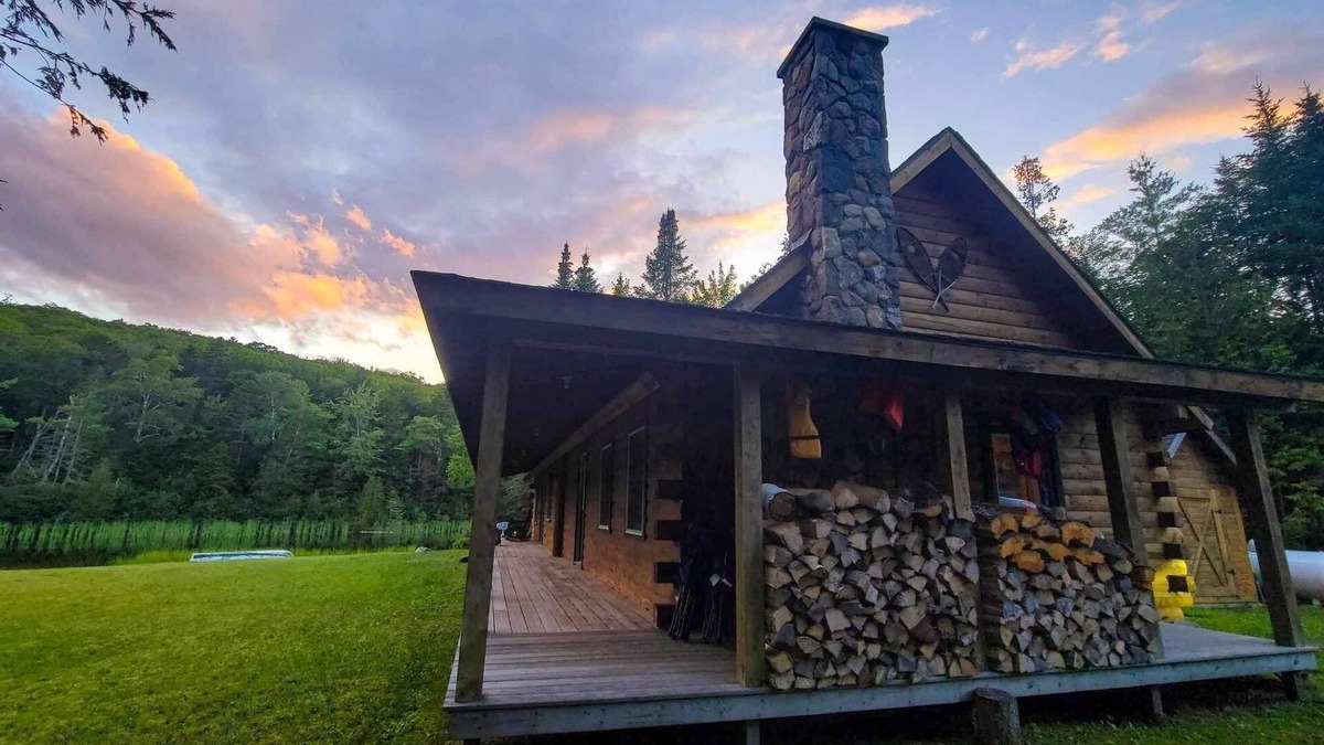 Maidstone Cabin | Rustic log cabin on beautiful Maidstone Lake
