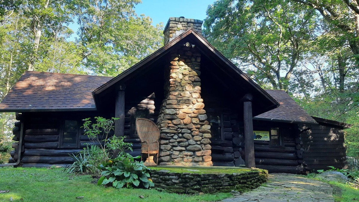 Douglas Cabin | Rustic Log Cabin on the Lake