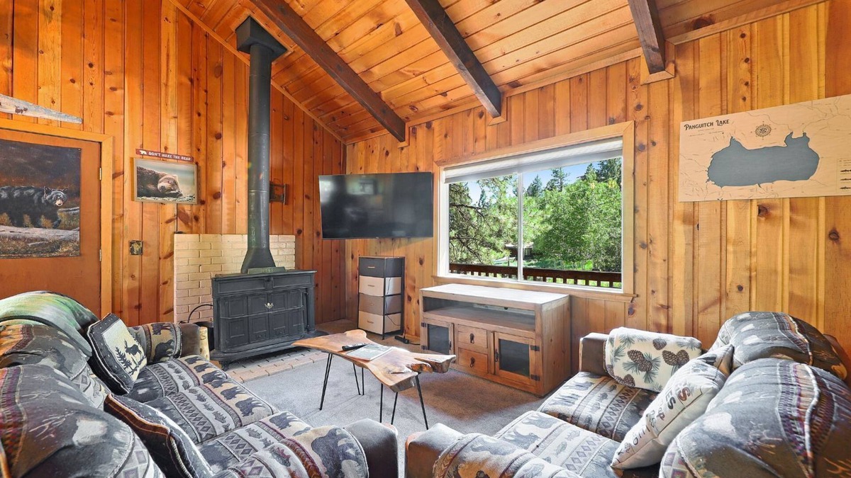 Mammoth Creek Cabin | Rustic Log Cabin | Pet-Friendly, Walk to Lake, Sleeps 6