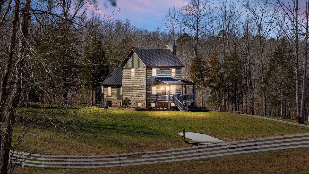 Cobham Cabin | Rustic Luxury Near Charlottesville & Wineries/Sauna - A Historic Cabin Retreat