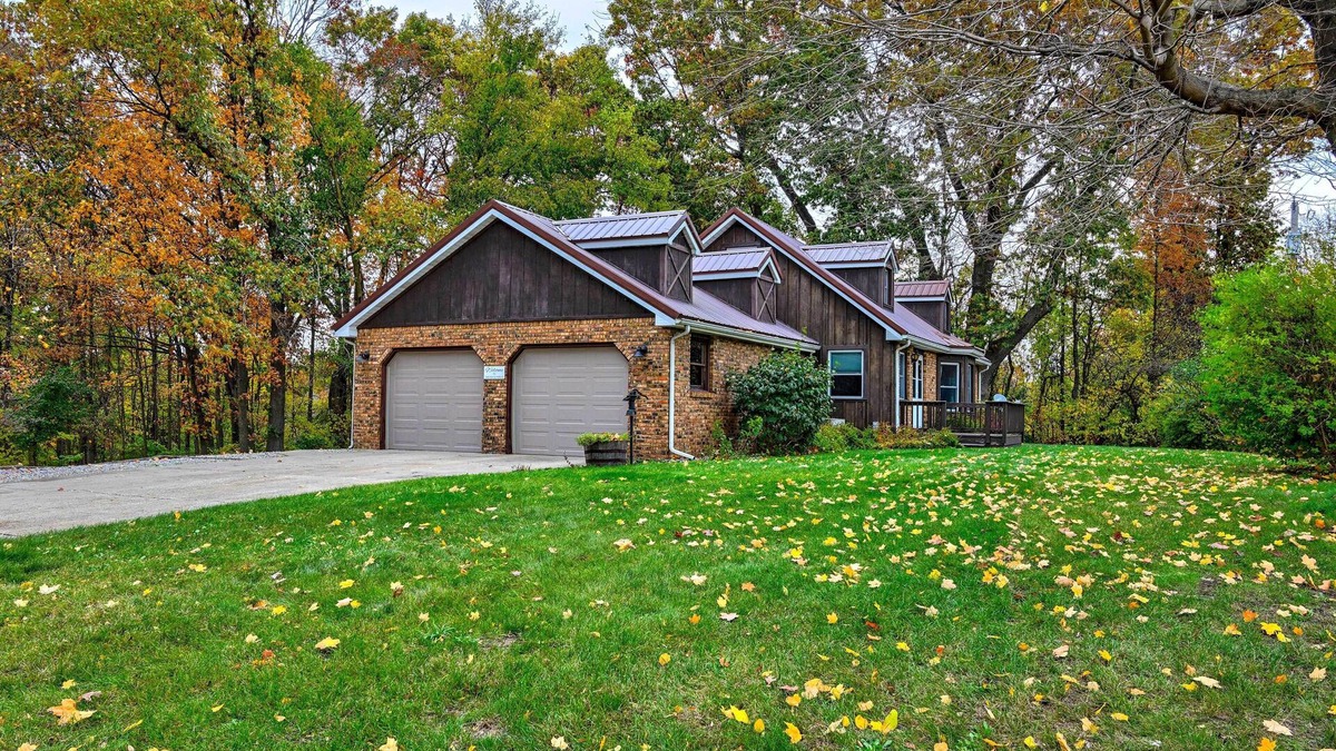 Middlebury House | Rustic Middlebury Retreat w/Yard & Fire Pit!