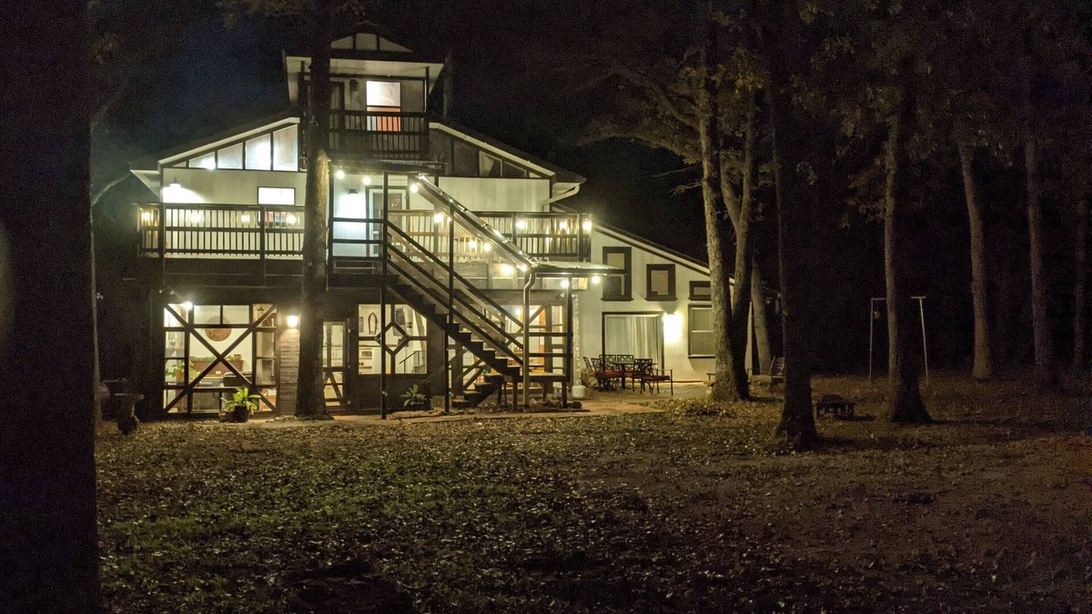 Perry Cabin | Rustic modern cabin surrounded by trees and large yard 25 miles from Waco/Temple