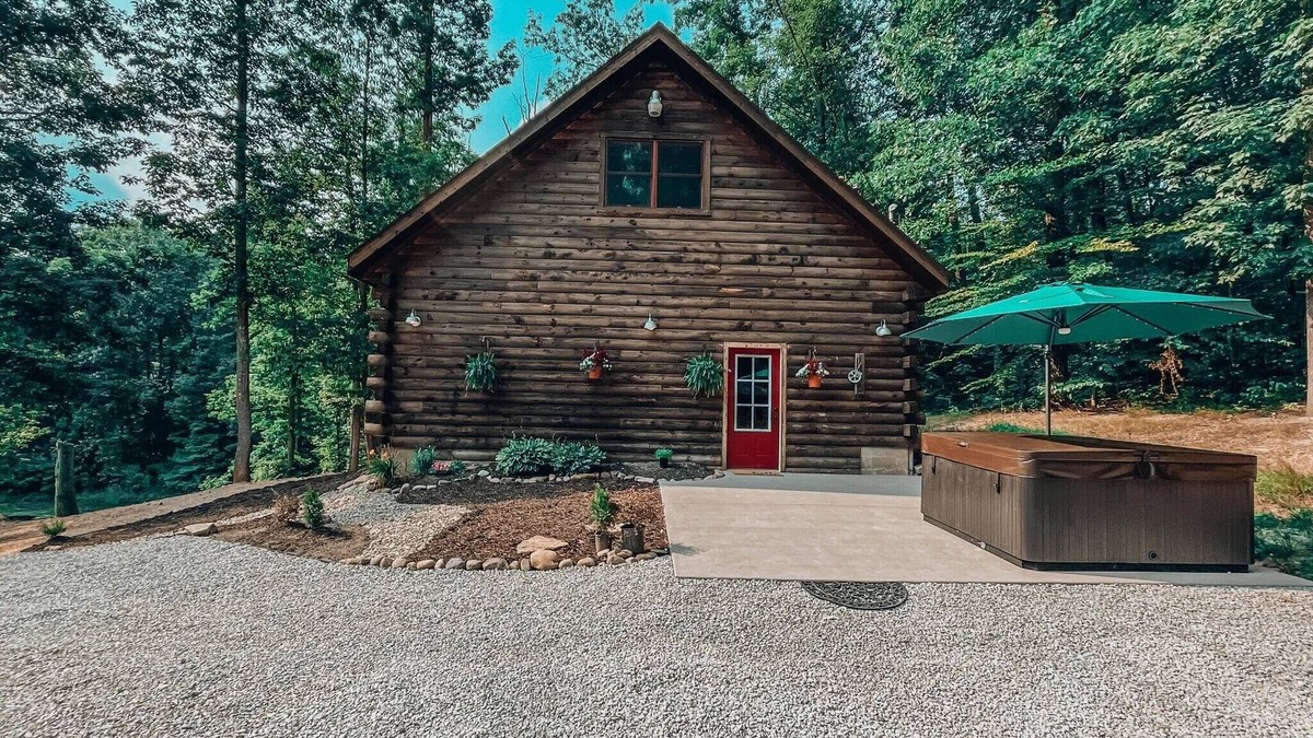 Carbon Hill Cabin | Rustic Oak Cabin - dogs welcome - Hocking hills