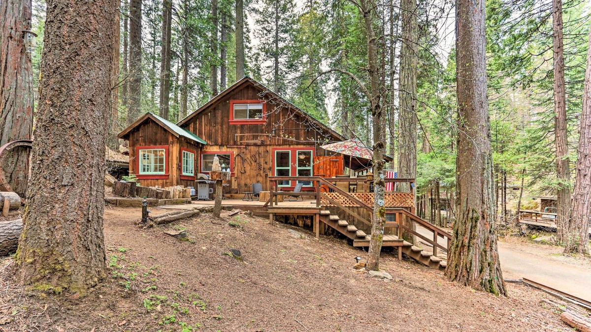 Sugar Pine Cabin | Rustic Oakhurst Cabin ~ 8 Mi to Yosemite NP!