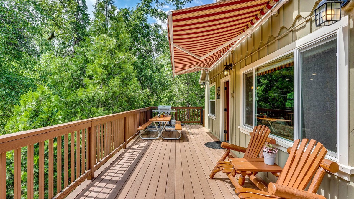 Oakhurst Cottage | Rustic Oakhurst Retreat < 4 Mi to Bass Lake!