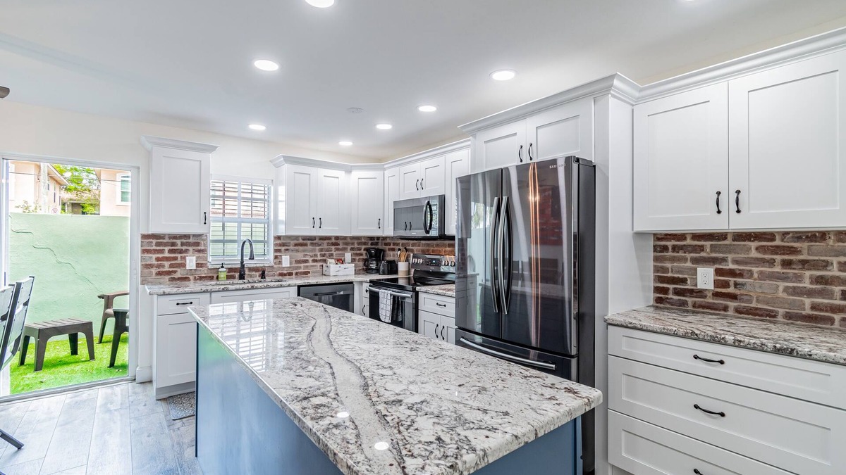 Courier City - Oscawana Condo | ★RUSTIC RESERVE★ Walk to Hyde Park, SOHO, Bayshore