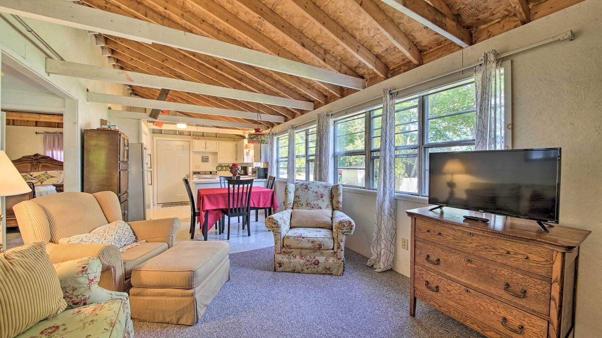 Appleton Cottage | Rustic Retreat Across from Lake; Family Friendly!