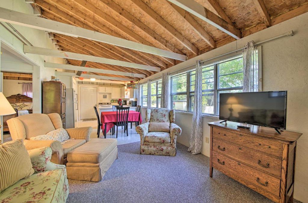Appleton House | Rustic Retreat Across from Lake Family Friendly!