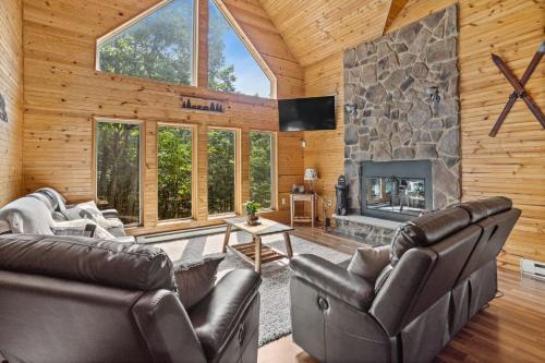 Mount Pocahontas House | Rustic Retreat - Fire-pit Hot-Tub and more