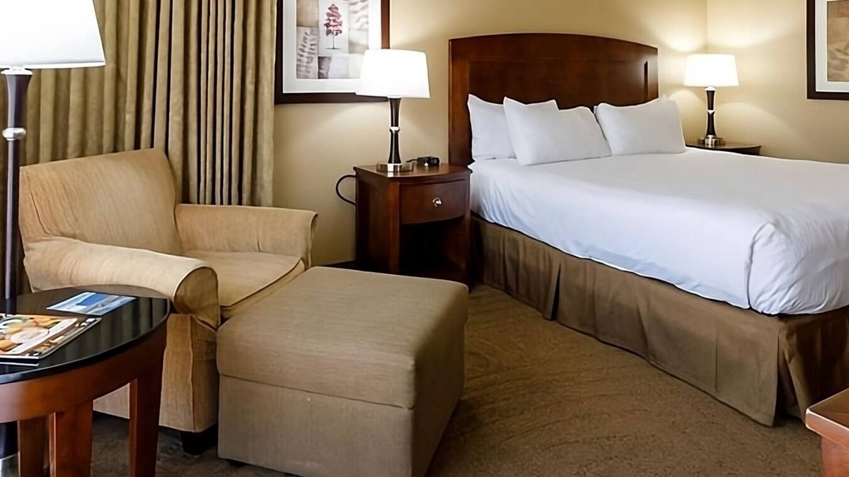 Elko Hotel | Rustic Retreat in the Heart of Elko! Outdoor Pool, Pets Allowed!