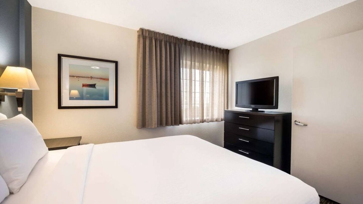 South Hills Resort | Rustic Retreat near Pittsburgh! 4 Relaxing Units, Full Kitchen, Pets Allowed!