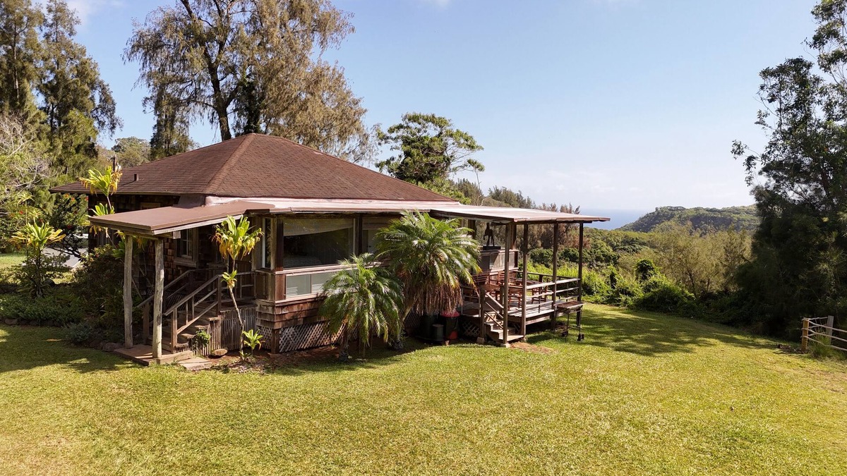 Kaunakakai Cottage | Rustic retreat with panoramic views, tropical gardens, & biodynamic produce!