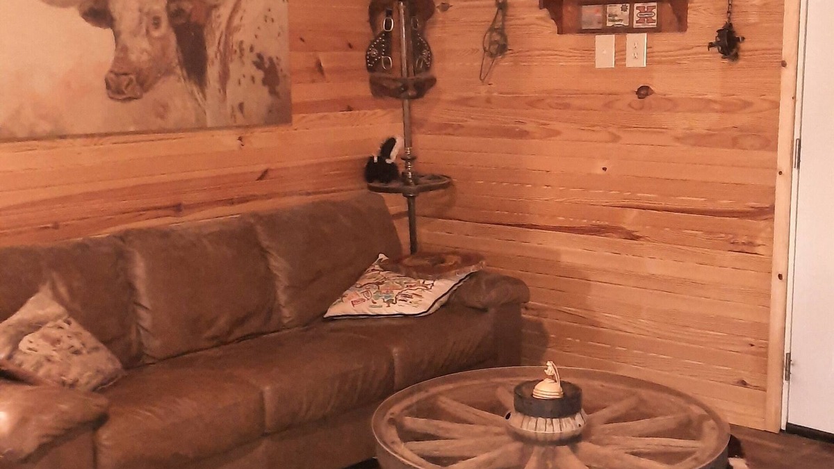 Lafayette County House | Rustic romantic lakefront cabin!