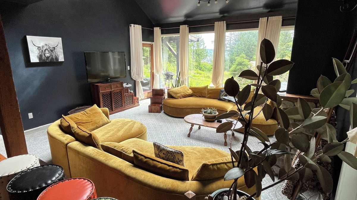 Saanich House | Rustic Romantic Quiet Private Colorful- Surrounded Cedar trees - Sleeps 8