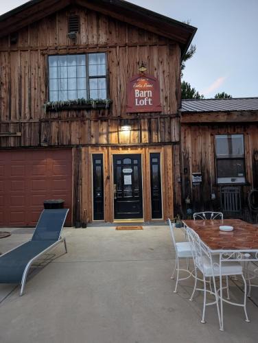 Squaw Valley Apartment | Rustic Rooms Barn Loft (Upstairs Studio Apartment) Near Kings Canyon & Sequoia National Parks