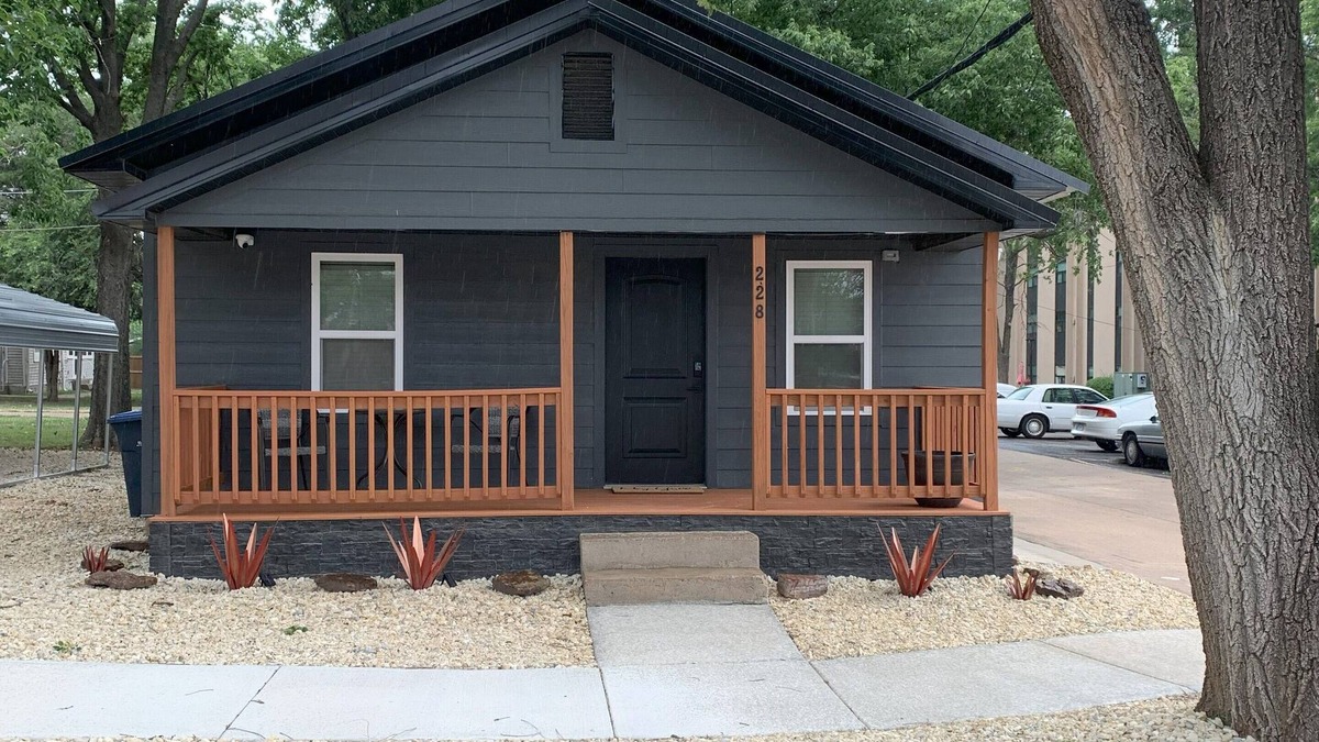 El Dorado Cottage | Rustic Roost - Cozy Cottage near downtown El Dorado, KS